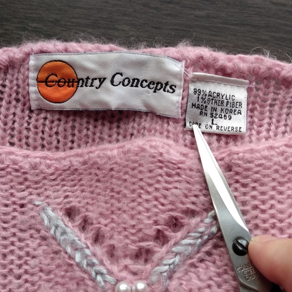 🔴 SALE VTG Soft Pink Knit Sweater with Pearl Embellishments - Picture 9 of 9